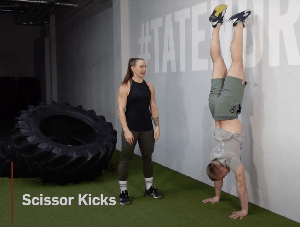 scissor kicks als schritt zum handstand