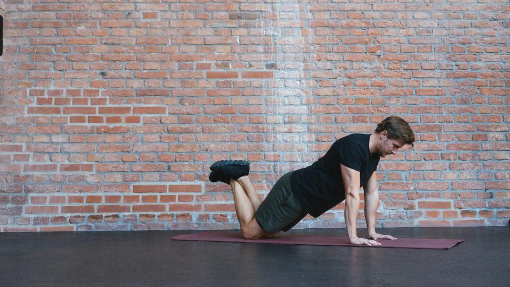 mann bei kneeling pushups knieende liegestuetz