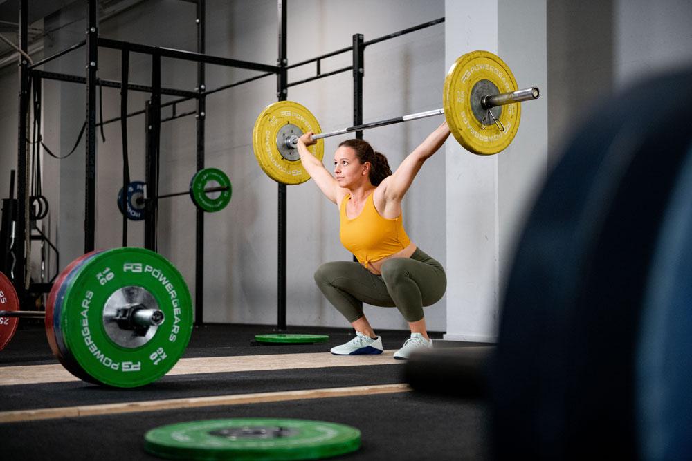 frau beim gewichtheben crossfit