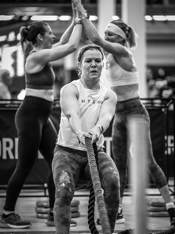 Eine Gruppe von Frauen trainieren HYROX bei HYROX x Zone.Fit