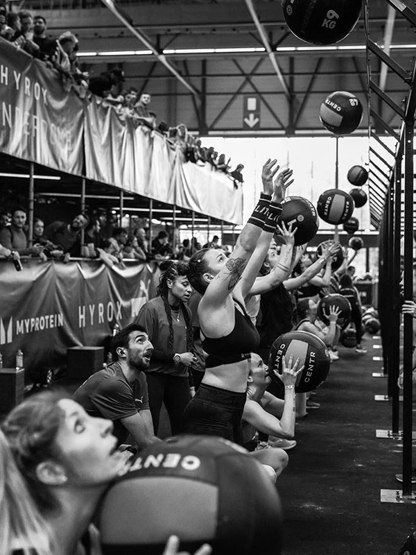 Eine Gruppe von Frauen machen Wallball Shots bei HYROX x Zone.Fit