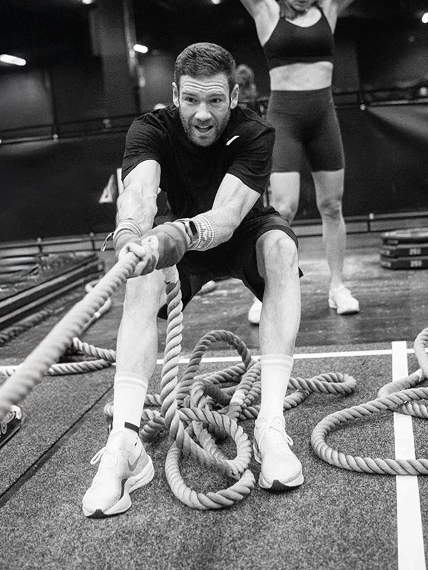 Mann beim Seilziehen bei HYROX x Zone.Fit